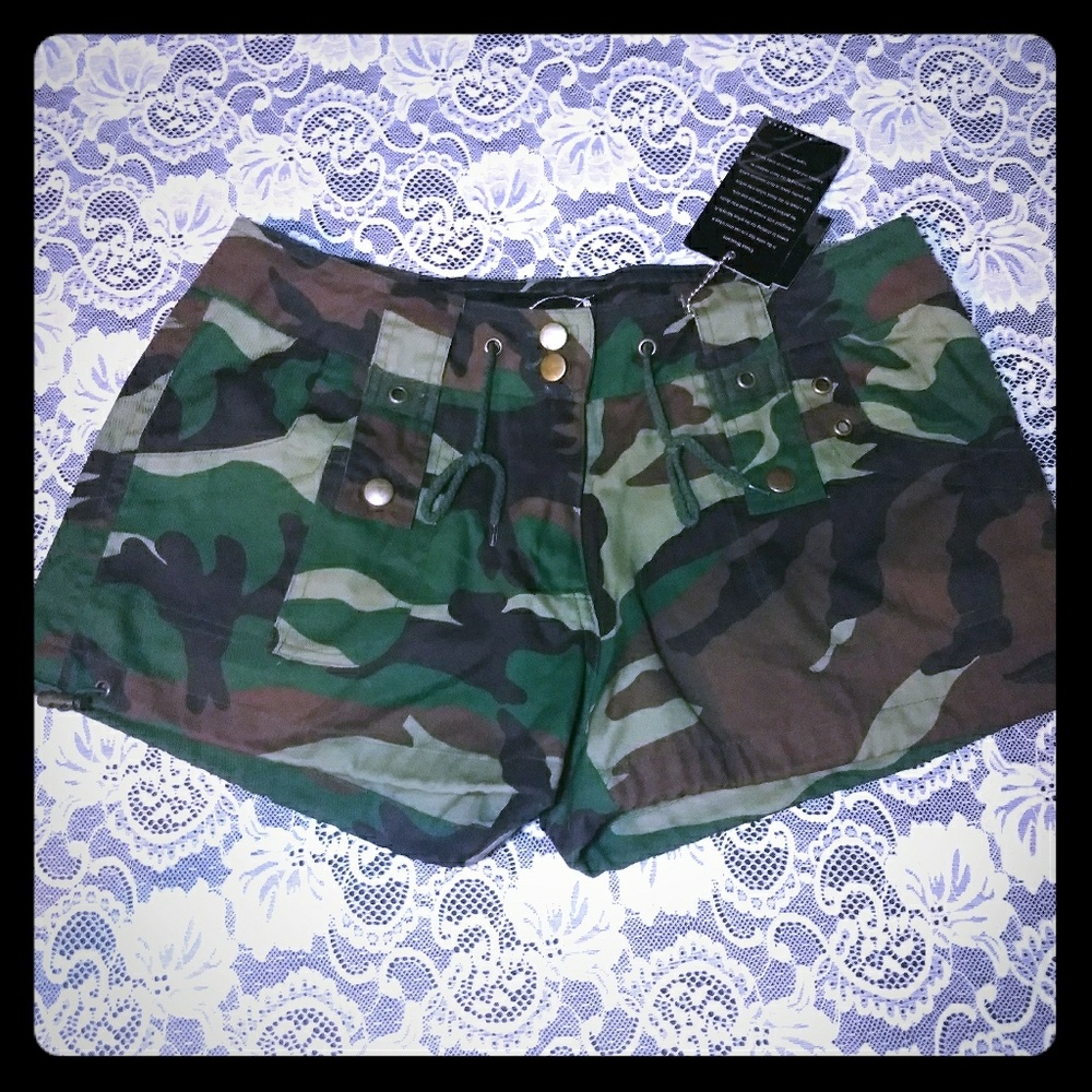 **NWT** Super Cute Camo Shorts